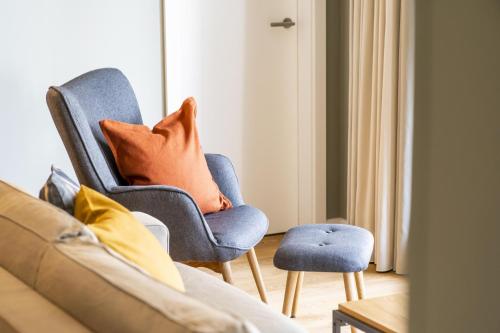 a living room with two chairs and a couch at InselLoft Wohnung 1 in Borkum