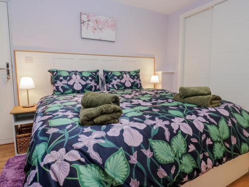 En eller flere senge i et værelse på Drapers Cottage