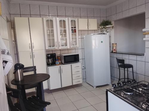 Η κουζίνα ή μικρή κουζίνα στο Casa completa aconchegante