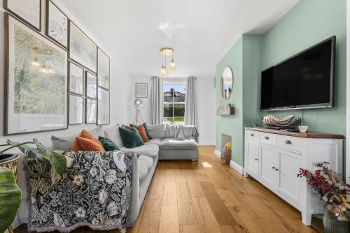 Deppers Bridge, 3 Bedroom Property的配有沙发和平板电视的客厅