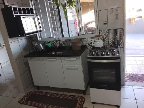 Η κουζίνα ή μικρή κουζίνα στο Casa completa aconchegante