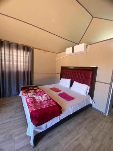 Postel nebo postele na pokoji v ubytování Wadi Rum beautiful time