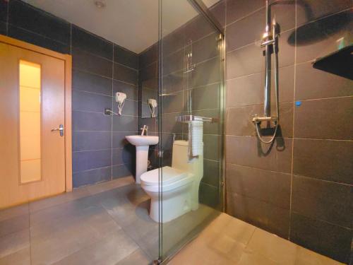 un bagno con wc e doccia in vetro di Ivy Hotel Aromire a Hausa
