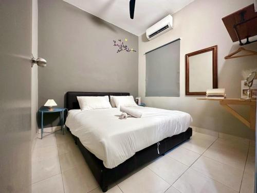 新邦安拨Charming 4BR Family House Quite Area & Cozy的卧室里有一张铺着白色床单的大床