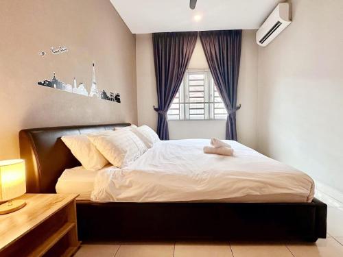 Ένα ή περισσότερα κρεβάτια σε δωμάτιο στο Charming 4BR Family House Quite Area & Cozy