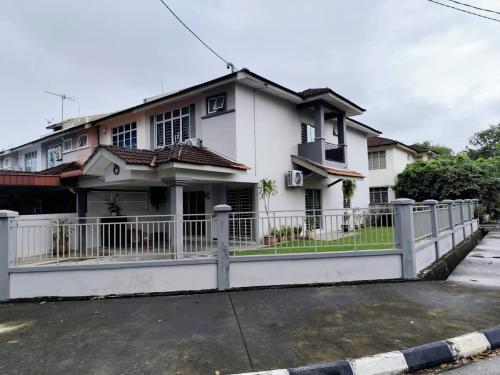 Fotografie z fotogalerie ubytování Charming 4BR Family House Quite Area & Cozy v destinaci Simpang Ampat