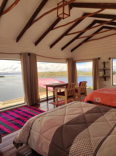 Comunidad YumaniEco wara的卧室配有床、桌子和窗户。