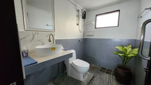 Ένα μπάνιο στο Elena Blu Beach Villa