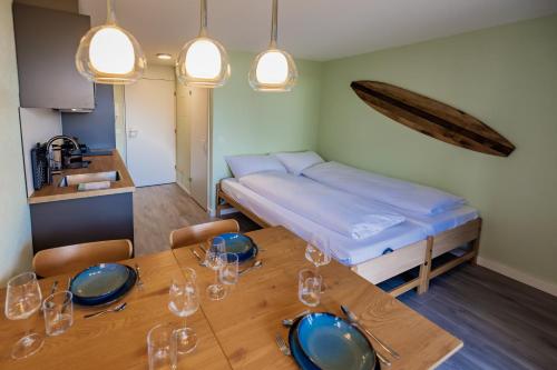 una camera con un letto e un tavolo con occhiali di Surfers Oase near Interlaken at lake with pool a Därligen