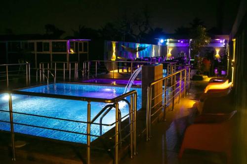Πισίνα στο ή κοντά στο De Baylux Hotel and Suites, Lekki, Lagos