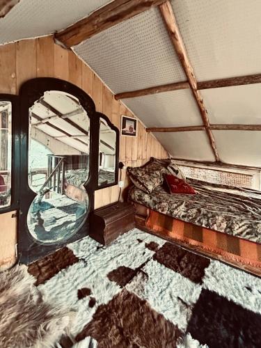 a room with a bed and a mirror in a bus at Al Aire Libre in San Rafael