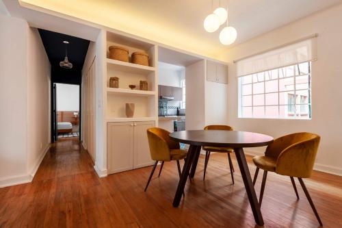 a kitchen and dining room with a table and chairs at Breezy 2BR in Polanco in Mexico City