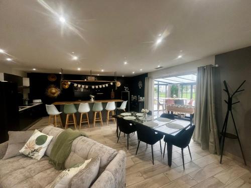 Posezení v ubytování Maison chic et paisible, terrasse, spa et campagne