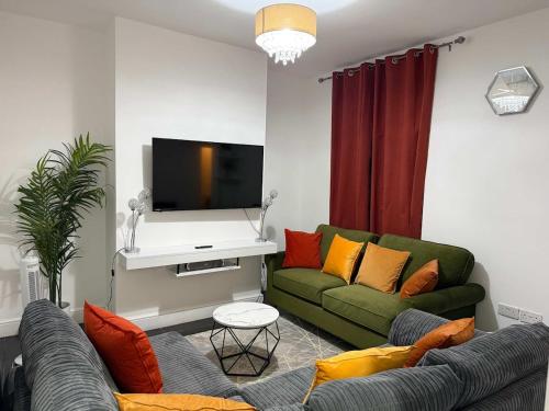 Foto Spacious 4 Bed Cardiff House Near City Centre with Parking 1