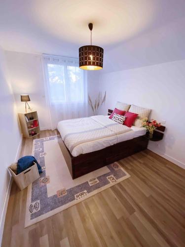 a bedroom with a large bed in a room at Appartement au calme - T3, Ancenis, A11 in Mésanger