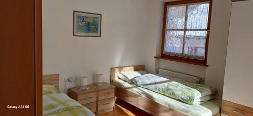 a bedroom with two twin beds and a window at Apartment Weber in Nova Levante