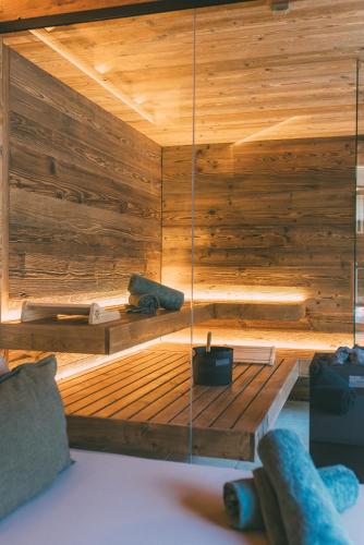 eine leere Sauna mit Holzwänden und Holzböden in der Unterkunft Residence Alpi - Private Spa & Living in Grainau