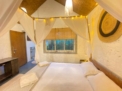 曼德姆CASA de SAZU的一间卧室配有一张大床和灯光