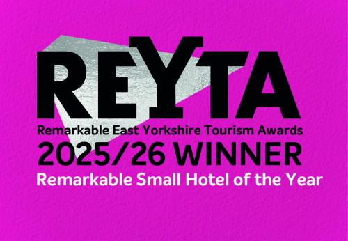 Ein Schild, auf dem Reza auf rosa Hintergrund steht. in der Unterkunft Salt on the Harbour in Bridlington