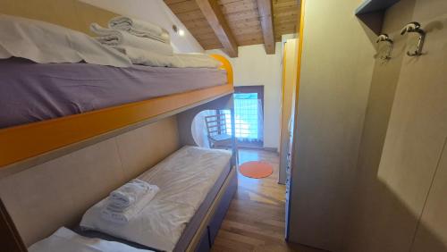 Ένα ή περισσότερα κρεβάτια σε δωμάτιο στο Attico Centrale ad Auronzo