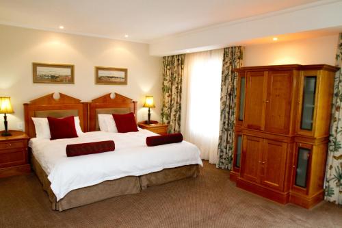 a bedroom with a large bed and a window at Zevenwacht Country Inn in Kuilsrivier