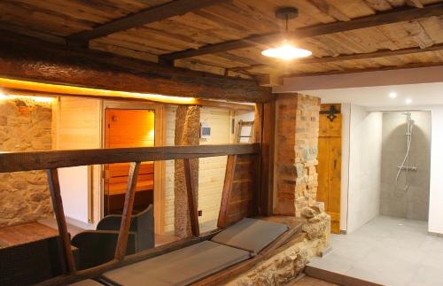 een badkamer met een douche en een bank in een kamer bij Huber Xaveri - Hof in Ottenhöfen