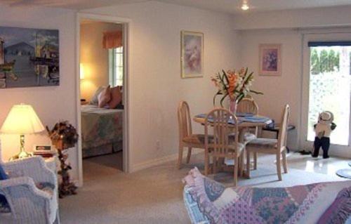 un salon avec une table et des chaises ainsi qu'une chambre dans l'établissement River Cove Elegant Waterfront Bed & Breakfast, à Post Falls