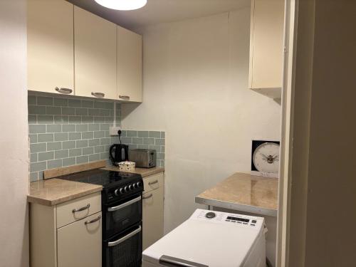 Nhà bếp/bếp nhỏ tại Cosy one bedroom flat in a country house