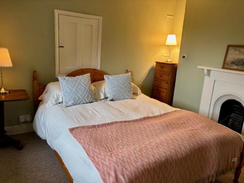 Giường trong phòng chung tại Cosy one bedroom flat in a country house