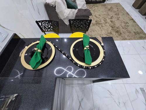 une table surmontée d'un gâteau orné de nœuds papillon verts dans l'établissement Apartamento Moderno Paraquesdismo e Balão, à Boituva