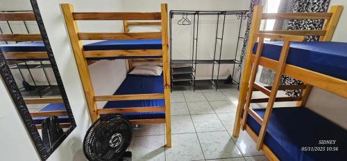 eine Gruppe von Etagenbetten in einem Zimmer in der Unterkunft Apartamento 13 Balão, Paraquedas e Aventuras in Boituva