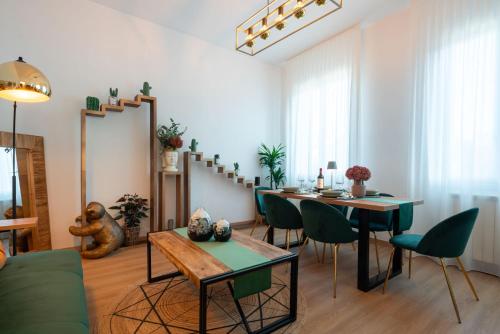 威尼斯Flora Relax - Venice Green House的带桌椅的客厅