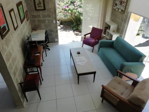 a living room with a couch and chairs and a table at A 10 minutos de Ópera, Pedreira e Centro histórico, no parque São Lourenço Um lar amplo e aconchegante, com ar quente frio e vaga in Curitiba