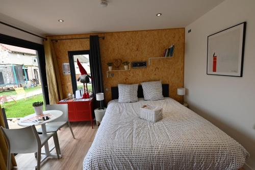 Ένα ή περισσότερα κρεβάτια σε δωμάτιο στο Le jardin de Séverine