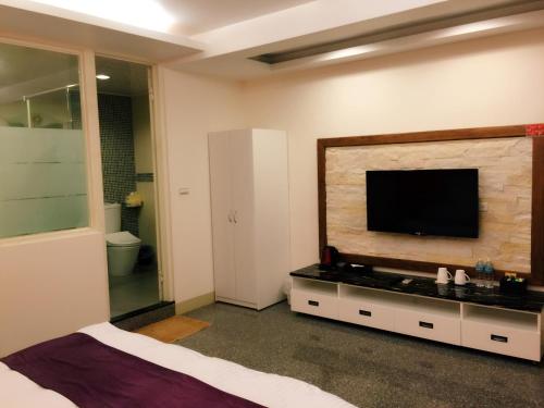 Una televisión o centro de entretenimiento en Fall in love Karuizawa Hostel