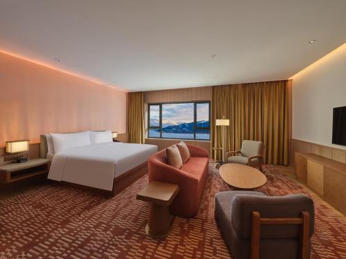 Una cama o camas en una habitación de Hilton Altay Hemu