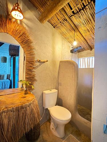 un bagno con un water, un lavandino e una vasca di Kokar Casa Hotel - Santo André a Santa Cruz Cabrália