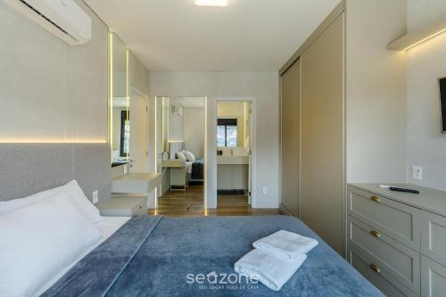 En eller flere senge i et værelse på Acomodações modernas e completas no centro turístico de Gramado - CBGs