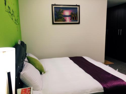 Una cama o camas en una habitación de Fall in love Karuizawa Hostel