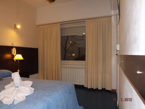 Ένα ή περισσότερα κρεβάτια σε δωμάτιο στο Continental Hotel