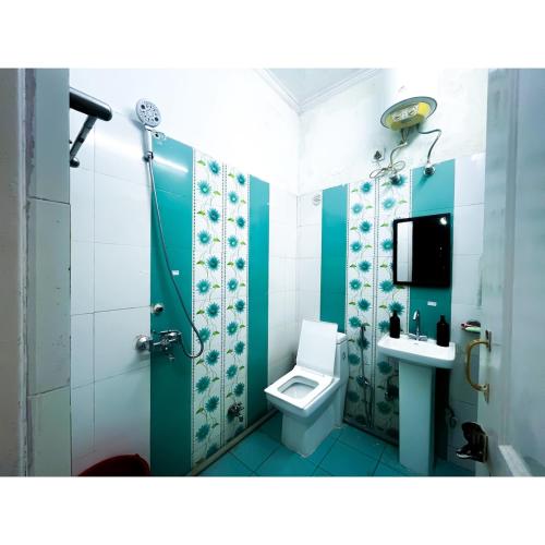 une salle de bains avec toilettes, douche et lavabo dans l'établissement Family & Couples Studio Kitchen, 2 King Beds, à Dehradun