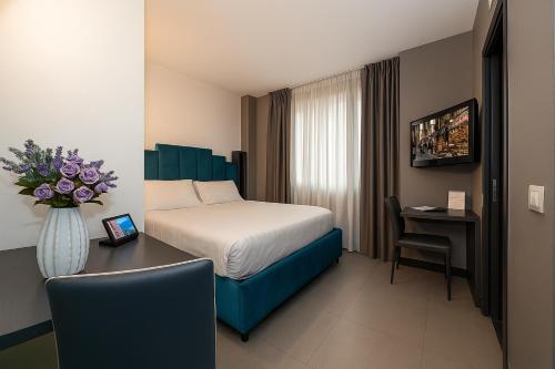 Una cama o camas en una habitación de Hotiday Napoli Porto