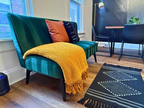 Khu vực ghế ngồi tại Jungle House Columbus Sleep 16 Downtown Ohio Free Parking - Near Convention Center & Nationwide Arena - 4BR Luxury Home - Pet Friendly - Over 5,800 Five Stars