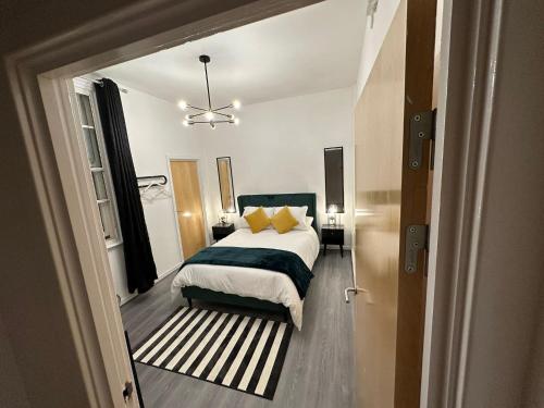 een slaapkamer met een bed met gele kussens bij The Athenaeum in Sunderland