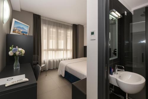 Un baño de Hotiday Napoli Porto