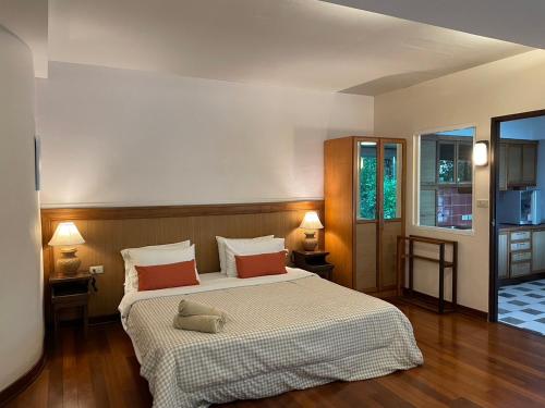 Ένα ή περισσότερα κρεβάτια σε δωμάτιο στο อัมพวาริเวอร์วิว Amphawa River View