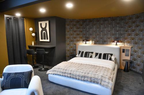 En eller flere senge i et værelse på La SUITE appart 'hôtel & restaurant Le DÔME