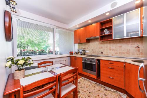 Η κουζίνα ή μικρή κουζίνα στο 2 kambarių apartamentai su virtuve, Trakų miesto centre