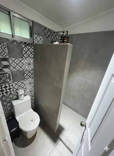 Bilik mandi di Refugio Surf Lodge