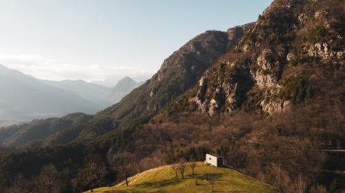 Φυσικό τοπίο κοντά σε οργανωμένο κάμπινγκ